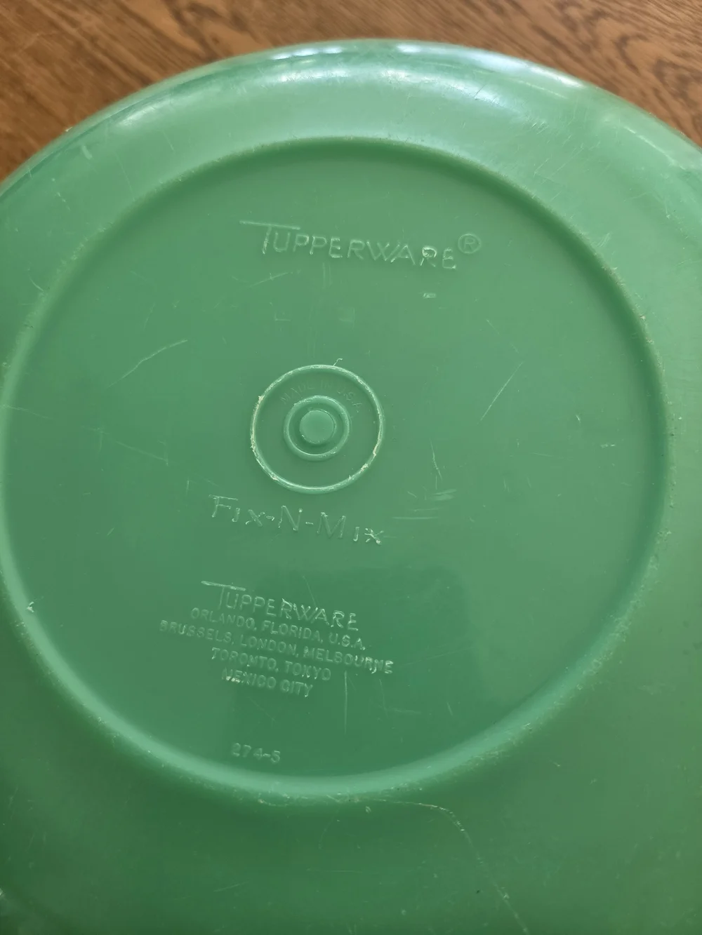 Vtg Tupperware Large Green Plastic Bowl with Lid